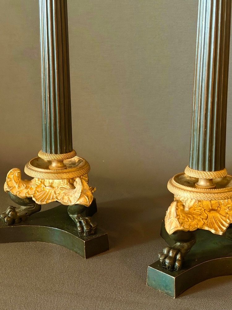 PAIRE DE FLAMBEAUX D’ÉPOQUE RESTAURATION EN BRONZE PATINÉ ET DORÉ. VERS 1820