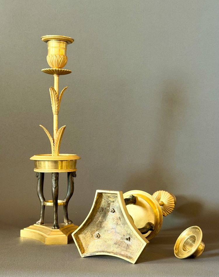 PAIRE DE FLAMBEAUX D’ÉPOQUE CONSULAT EN BRONZE DORÉ ET PATINÉ. VERS 1800