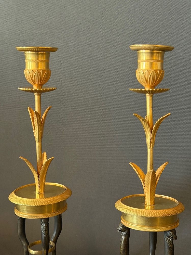 PAIRE DE FLAMBEAUX D’ÉPOQUE CONSULAT EN BRONZE DORÉ ET PATINÉ. VERS 1800