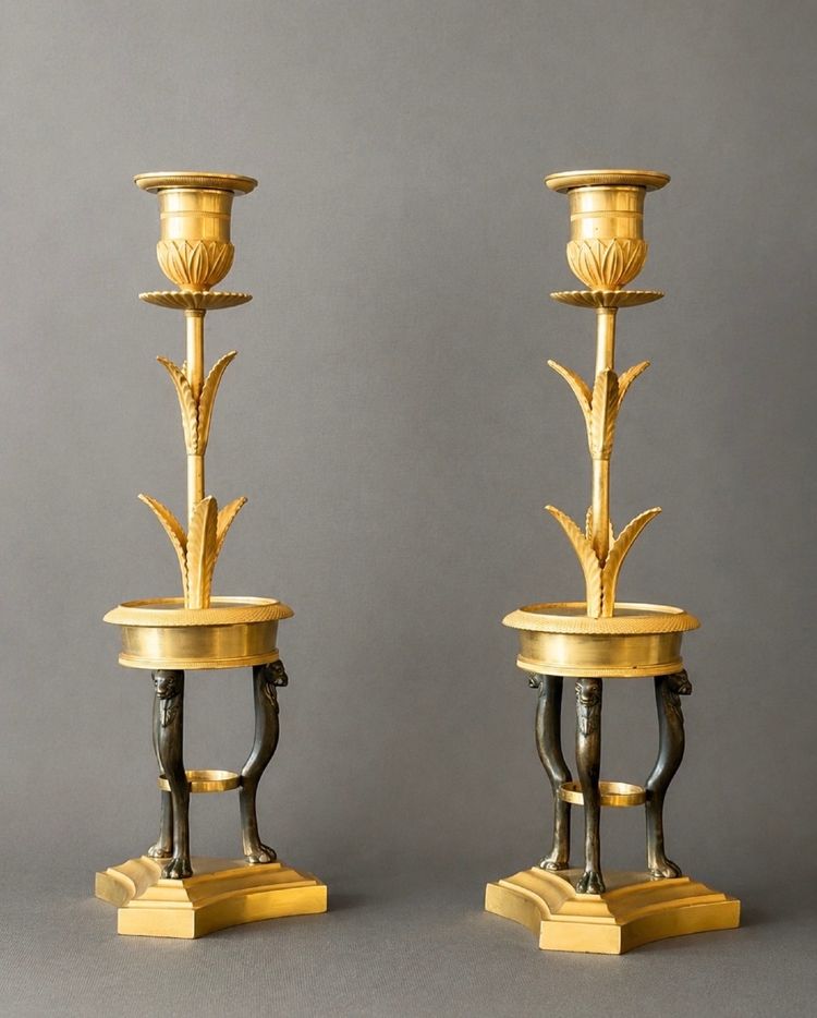 PAIRE DE FLAMBEAUX D’ÉPOQUE CONSULAT EN BRONZE DORÉ ET PATINÉ. VERS 1800