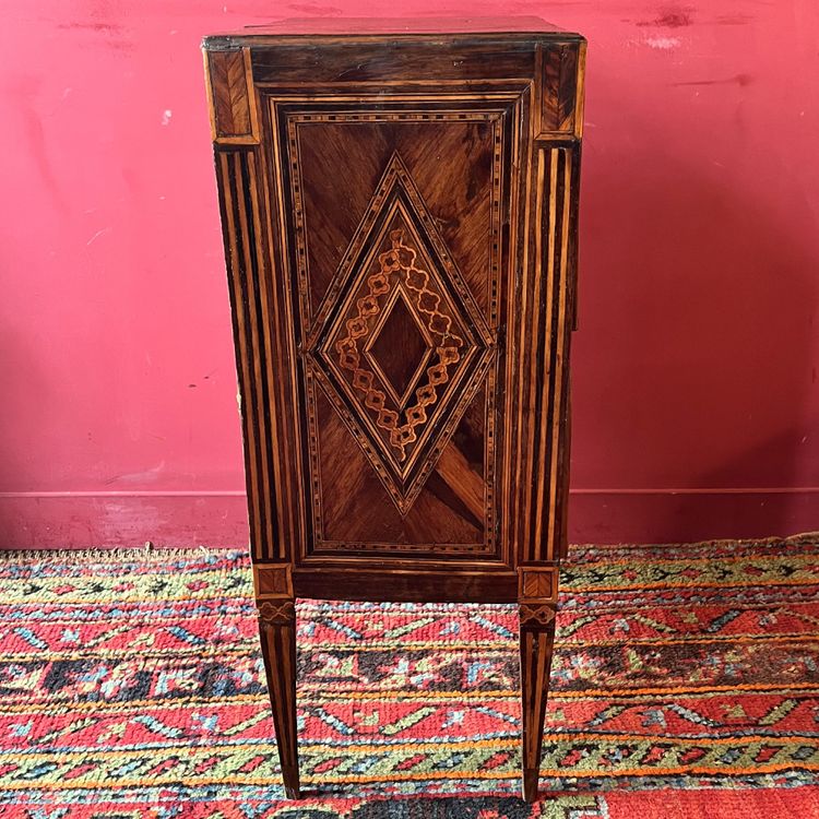 Petite commode richement marquetée, Italie XVIIIème siècle