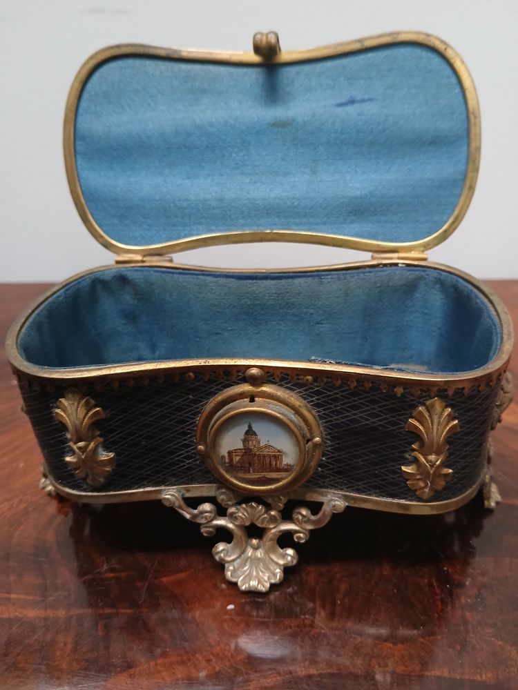 Grand tour souvenir box.