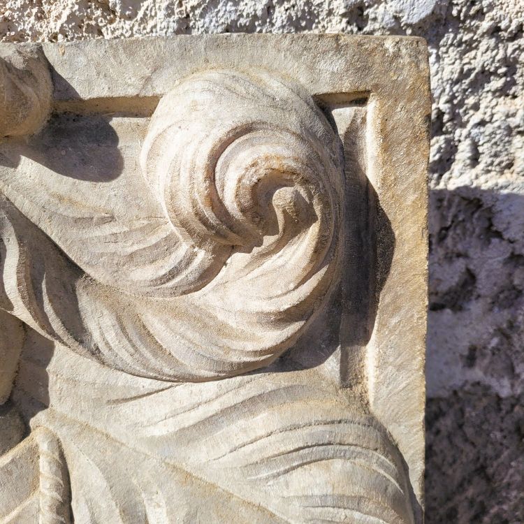 Stemma H62cm, marmo scolpito con vari stemmi, epoca rinascimentale
