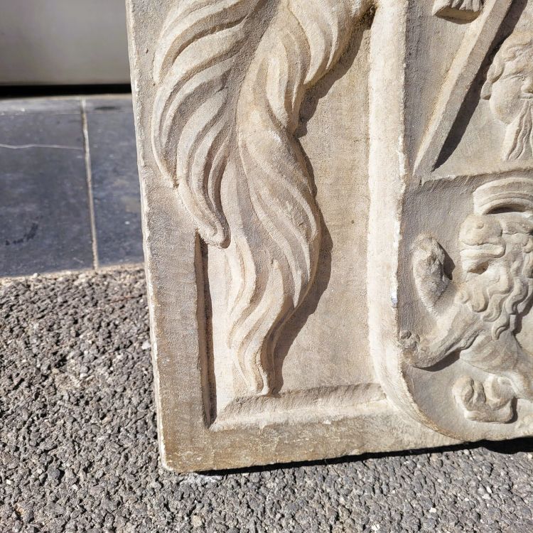 Stemma H62cm, marmo scolpito con vari stemmi, epoca rinascimentale