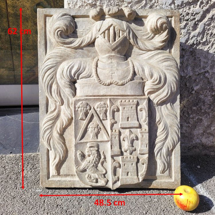 Stemma H62cm, marmo scolpito con vari stemmi, epoca rinascimentale