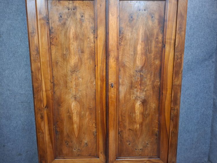 Credenza Luigi Filippo impiallacciata in noce e noce, XIXᵉ secolo.
