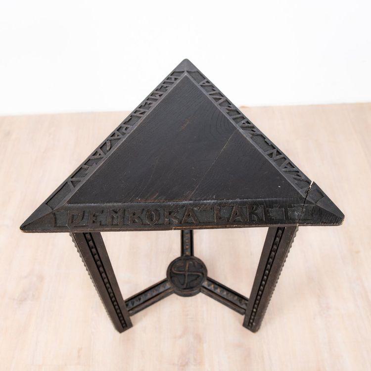 Benjamin Gomez  Guéridon en bois teinté et sculpté – vers 1920–1930