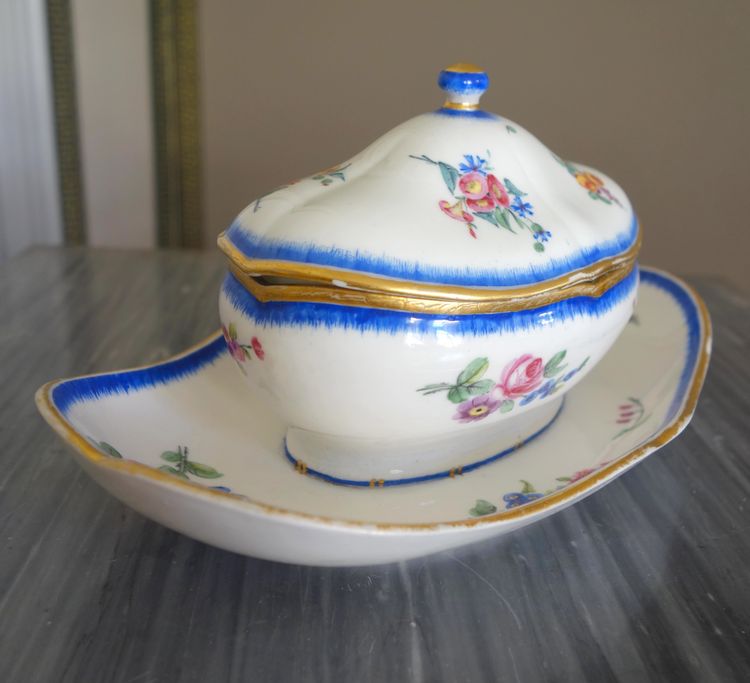 Manufacture de Sèvres, zuccheriera a piattino in porcellana di epoca Luigi XVI - firmata e datata 1777