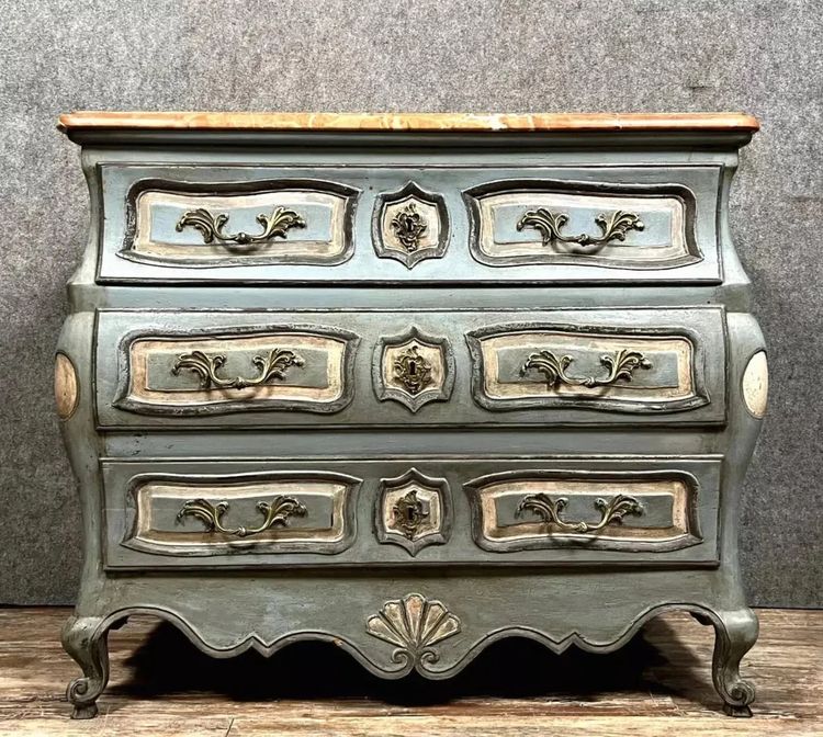 Cassettone curvo e dipinto in stile Luigi XV, piano in marmo, fine XIX secolo
