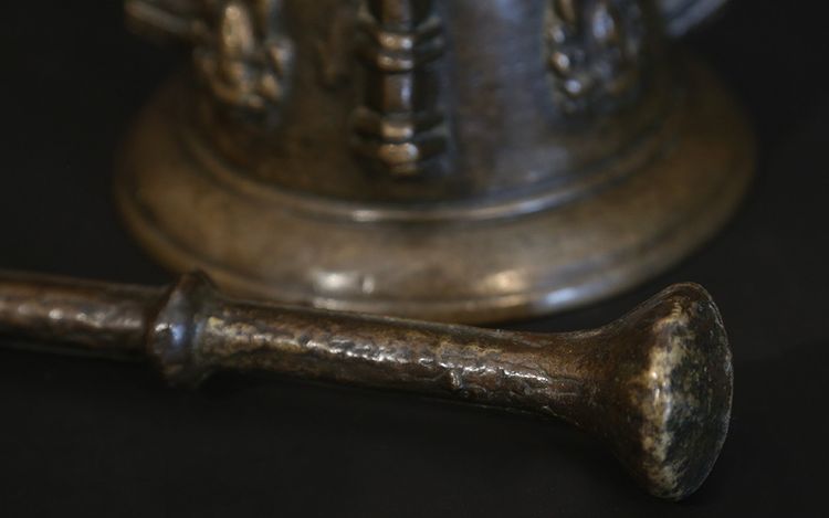 Small 17th century bronze mortar / pestle