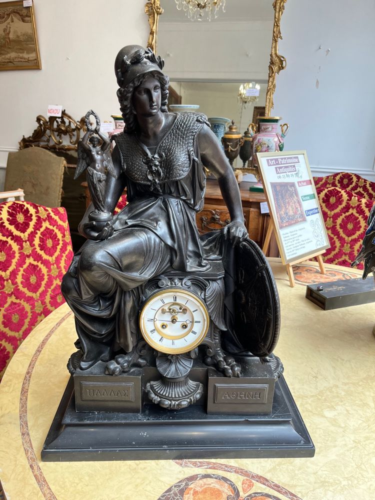 Bedeutende Pendeluhr mit dem Bildnis der Athena.