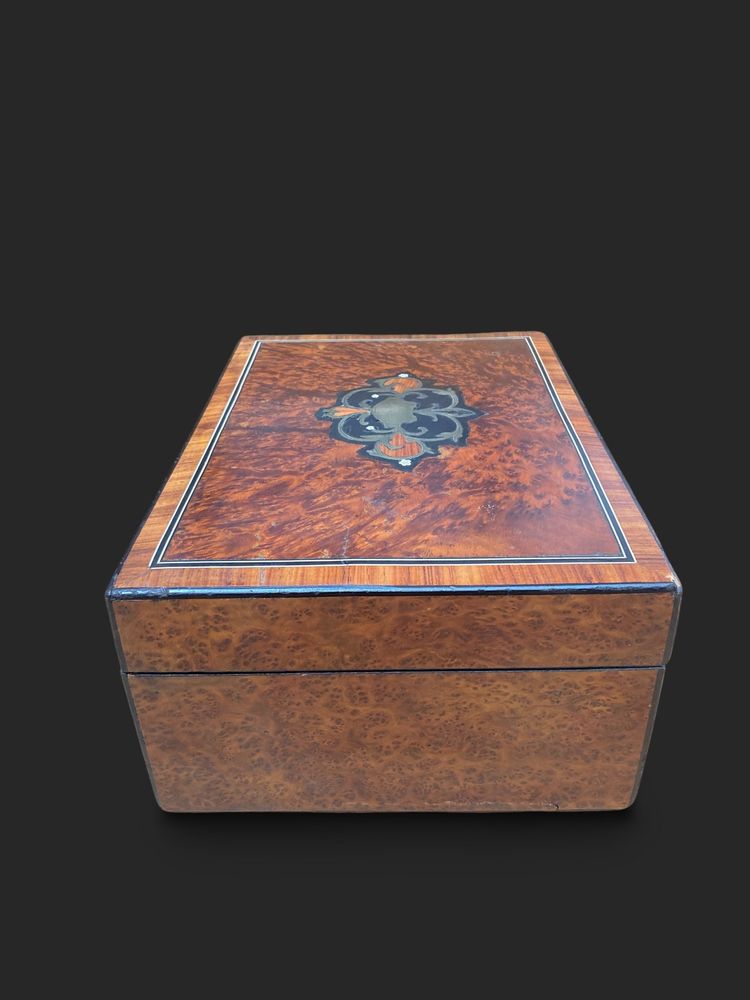 Grande boîte en Loupe d'Orme,  Epoque Napooléon III, 32x14x26cm