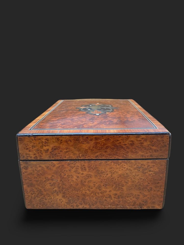 Grande boîte en Loupe d'Orme,  Epoque Napooléon III, 32x14x26cm