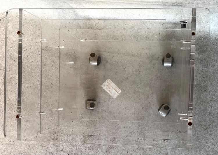 Tavolino scorrevole in plexiglass