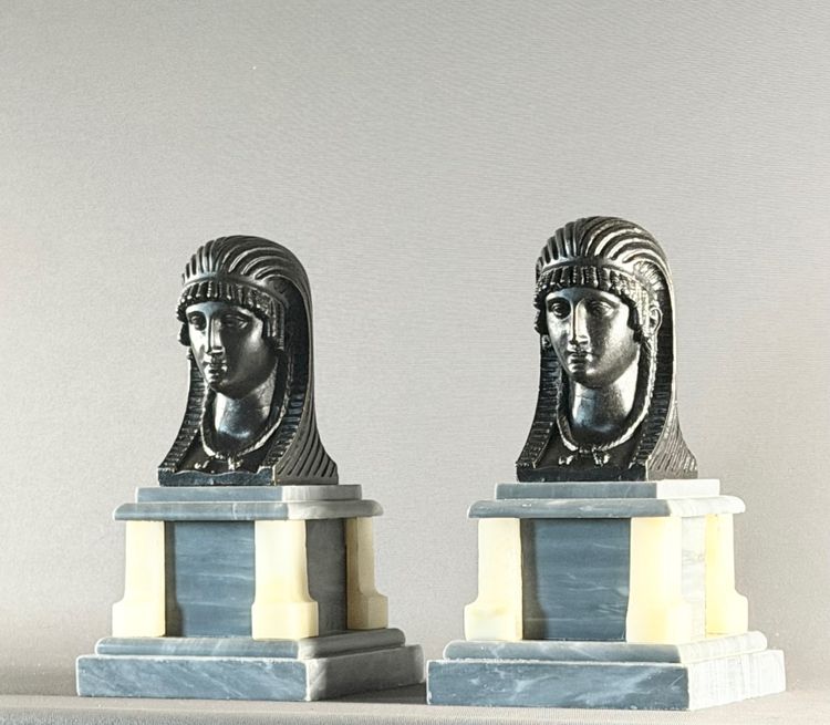 PAIRE DE STATUETTES DE STYLE EMPIRE EN BRONZE PATINÉ REPRÉSENTANT DES TÊTES D’ÉGYPTIENNES.