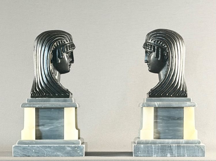 PAIRE DE STATUETTES DE STYLE EMPIRE EN BRONZE PATINÉ REPRÉSENTANT DES TÊTES D’ÉGYPTIENNES.