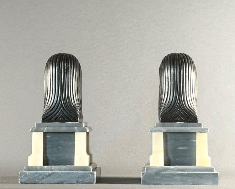 PAIRE DE STATUETTES DE STYLE EMPIRE EN BRONZE PATINÉ REPRÉSENTANT DES TÊTES D’ÉGYPTIENNES.