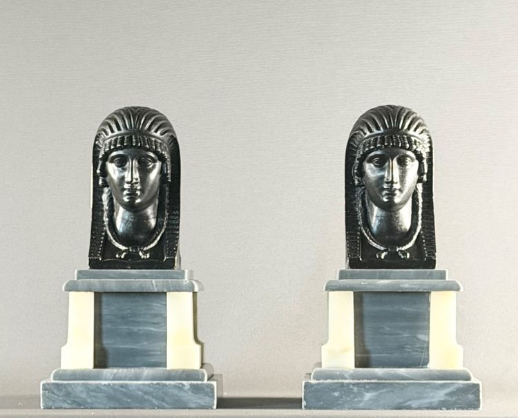 PAIRE DE STATUETTES DE STYLE EMPIRE EN BRONZE PATINÉ REPRÉSENTANT DES TÊTES D’ÉGYPTIENNES.