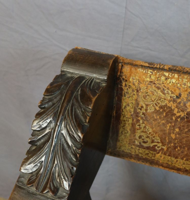 RENAISSANCE-STYLE CURULE CHAIR