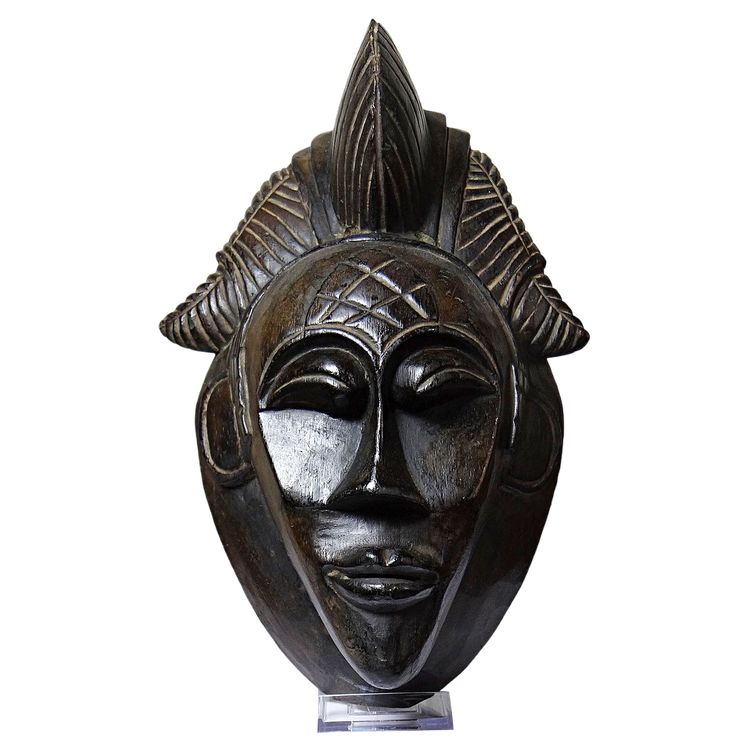 Masque mural africain décoratif de style Punu Tsangui en bois sculpté XXe