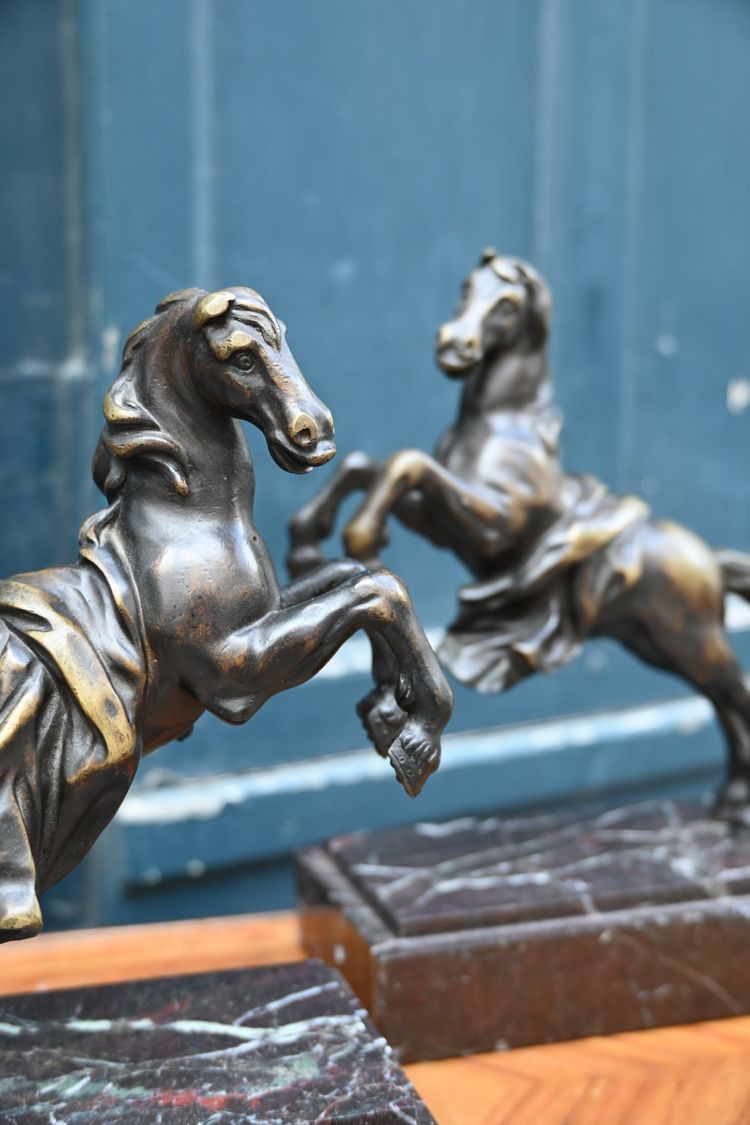 Coppia di cavalli in bronzo in stile antico 