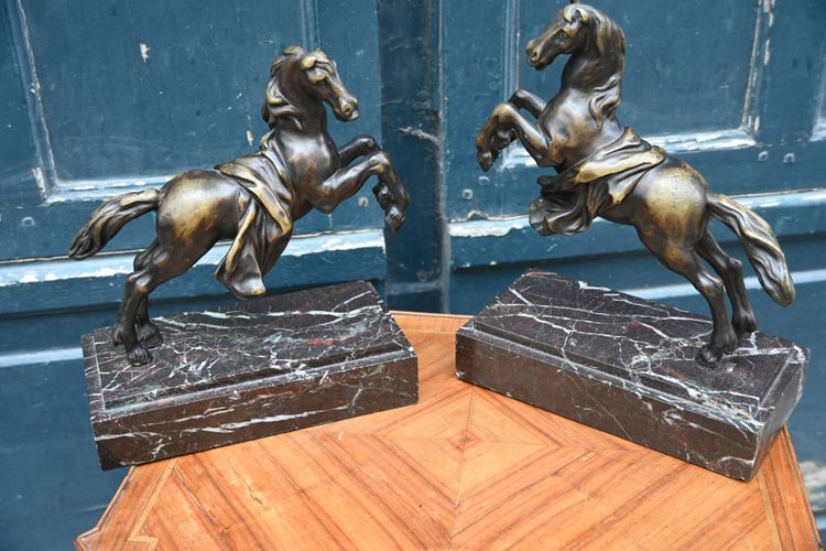 Coppia di cavalli in bronzo in stile antico 