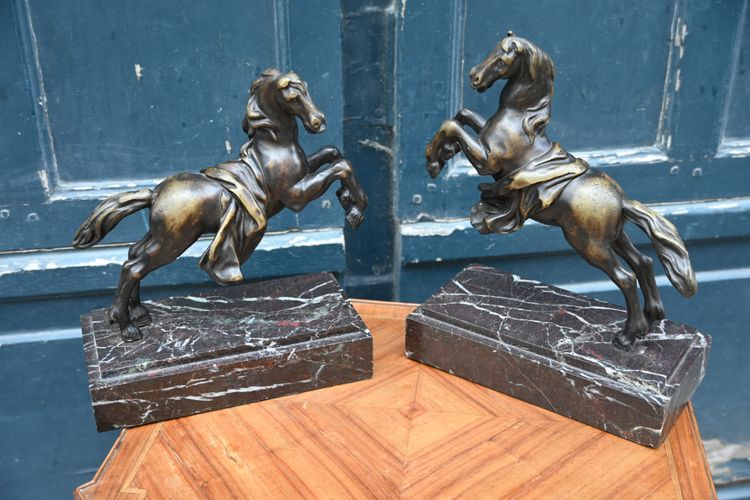 Coppia di cavalli in bronzo in stile antico 