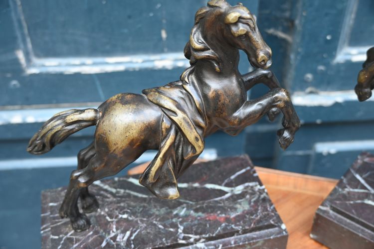 Coppia di cavalli in bronzo in stile antico 