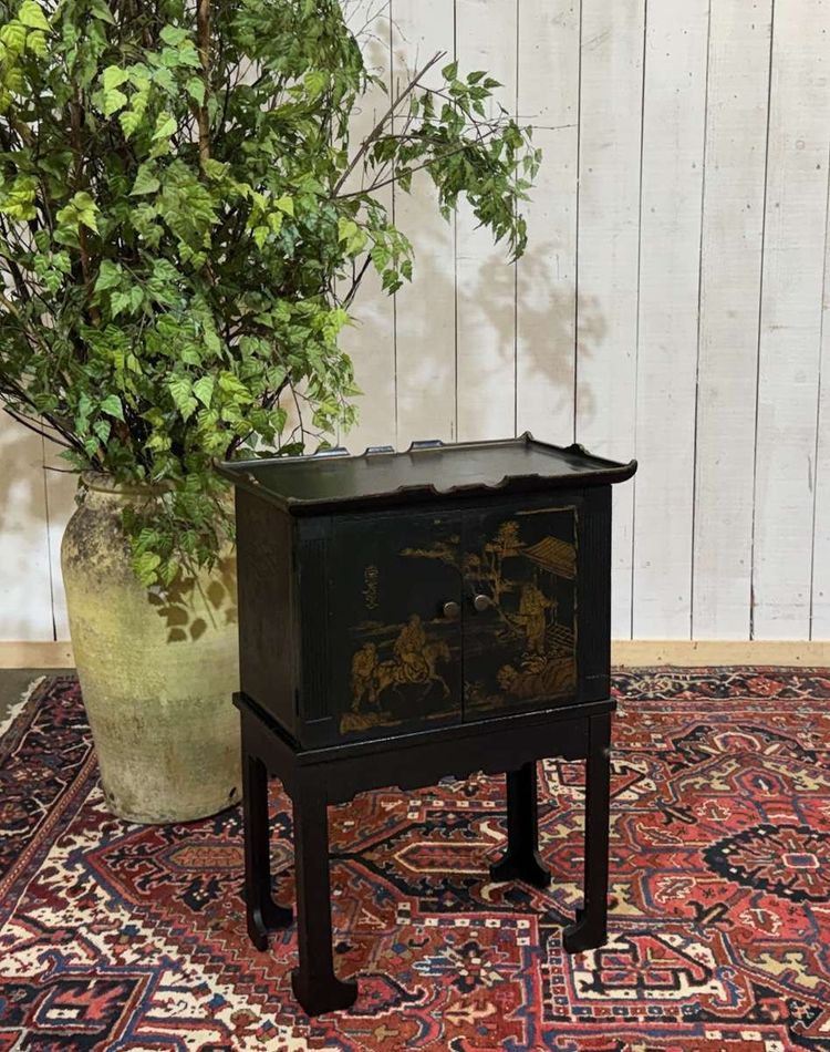 Piccolo buffet in abete degli anni '50, verniciato, con decorazioni in stile asiatico