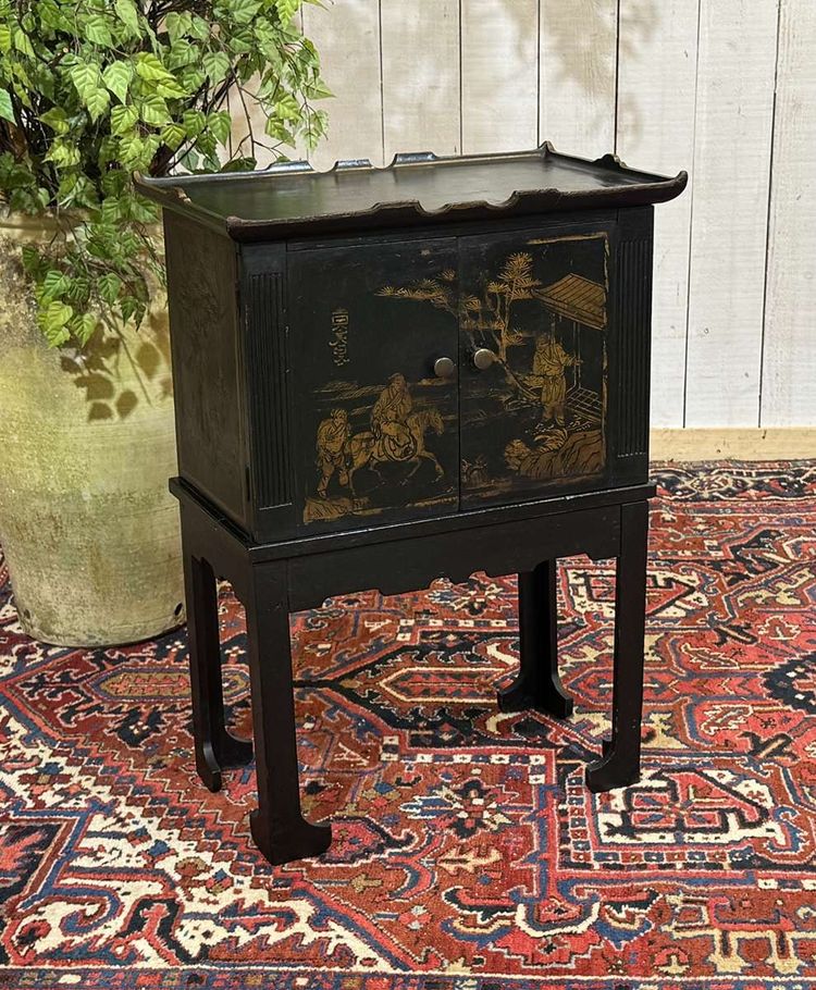 Piccolo buffet in abete degli anni '50, verniciato, con decorazioni in stile asiatico