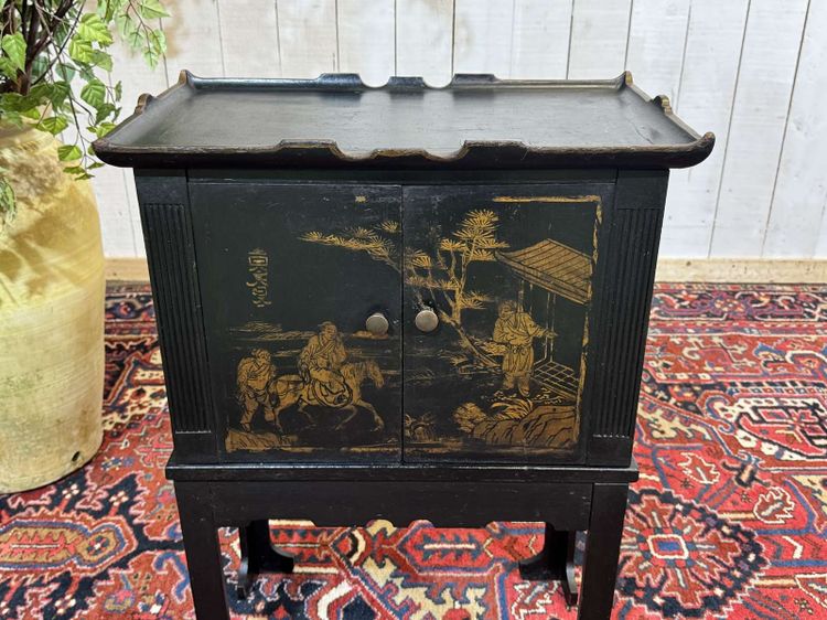Piccolo buffet in abete degli anni '50, verniciato, con decorazioni in stile asiatico