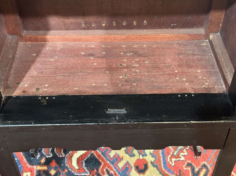 Piccolo buffet in abete degli anni '50, verniciato, con decorazioni in stile asiatico