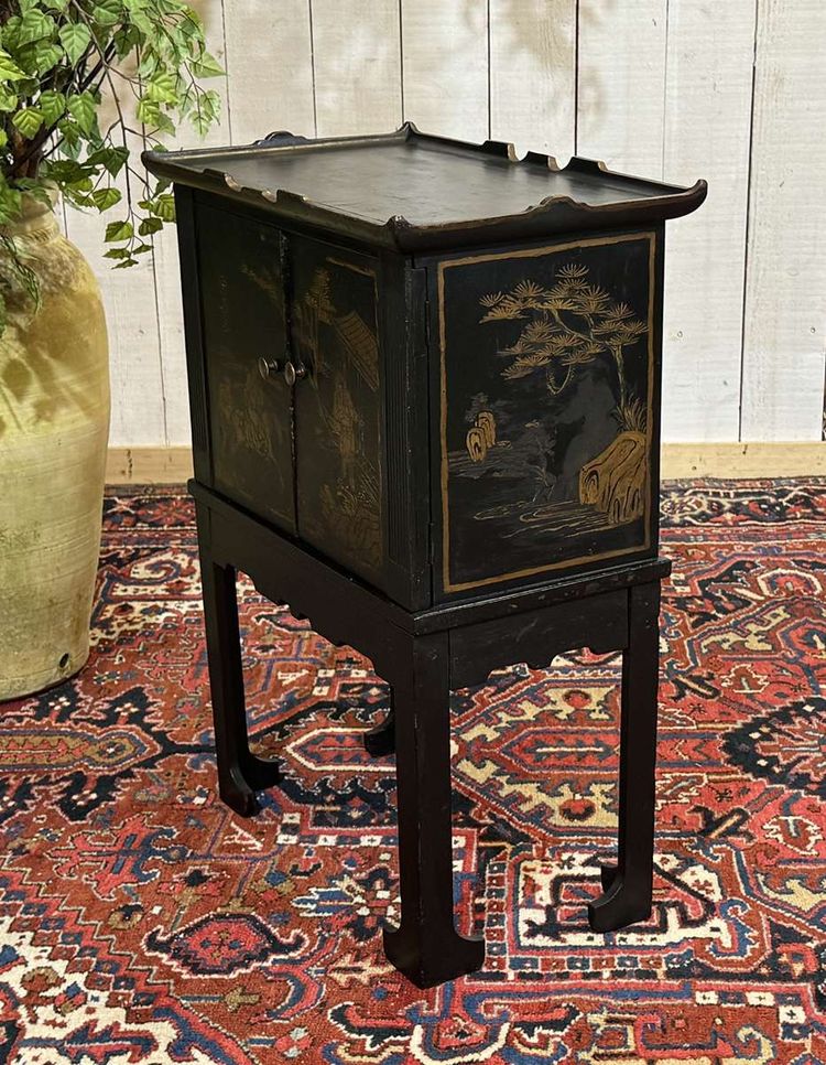 Piccolo buffet in abete degli anni '50, verniciato, con decorazioni in stile asiatico
