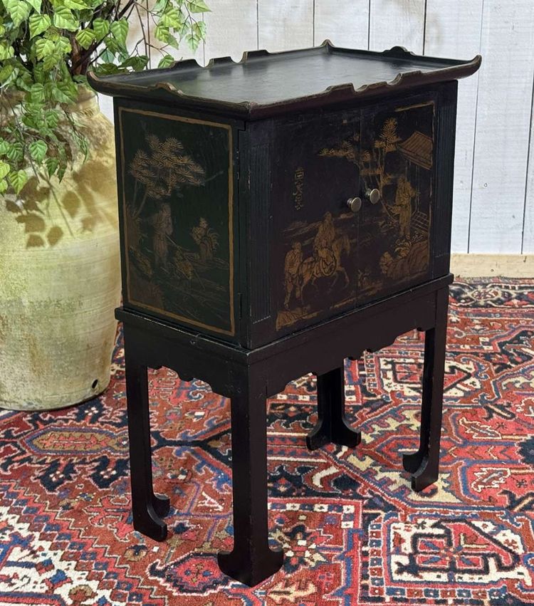Piccolo buffet in abete degli anni '50, verniciato, con decorazioni in stile asiatico
