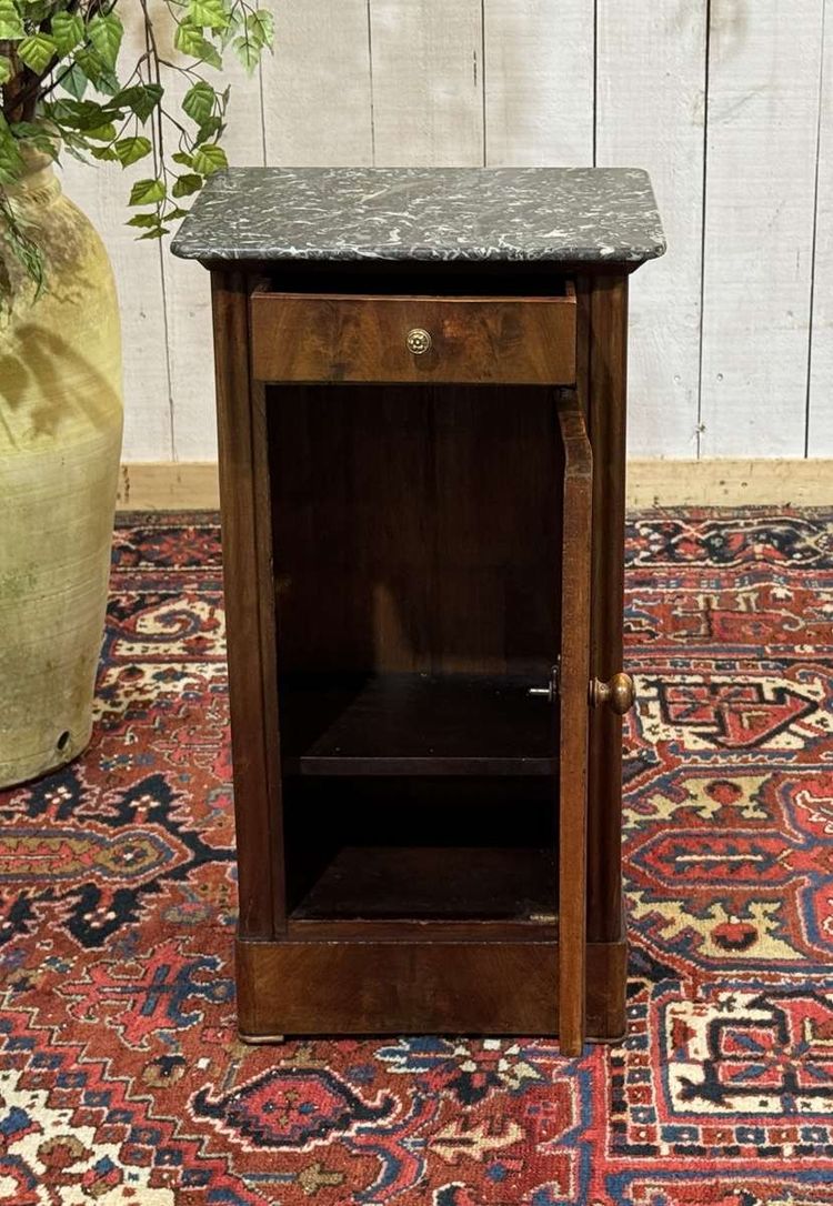 Comodino del XIX secolo in mogano con piano in marmo grigio 