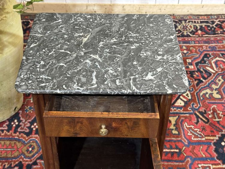Comodino del XIX secolo in mogano con piano in marmo grigio 