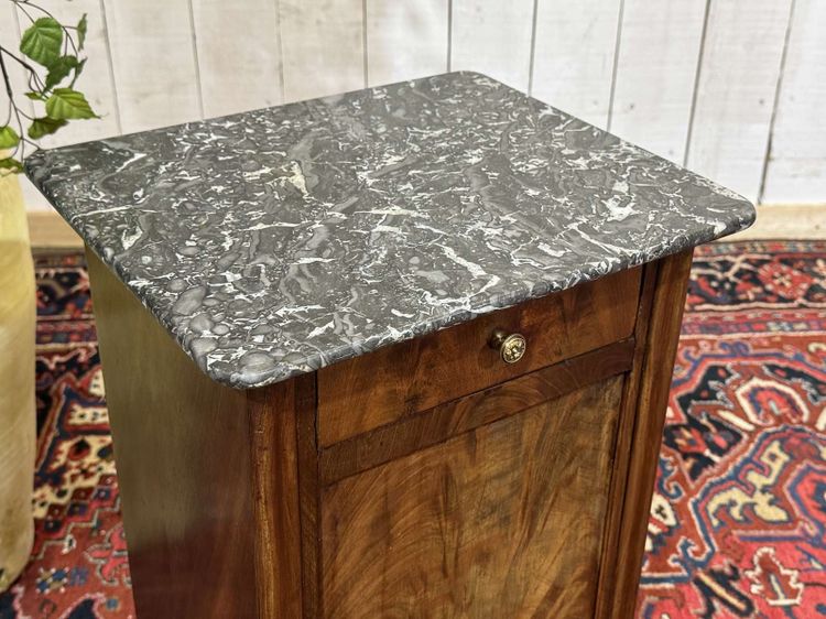 Comodino del XIX secolo in mogano con piano in marmo grigio 