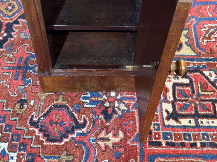 Comodino del XIX secolo in mogano con piano in marmo grigio 