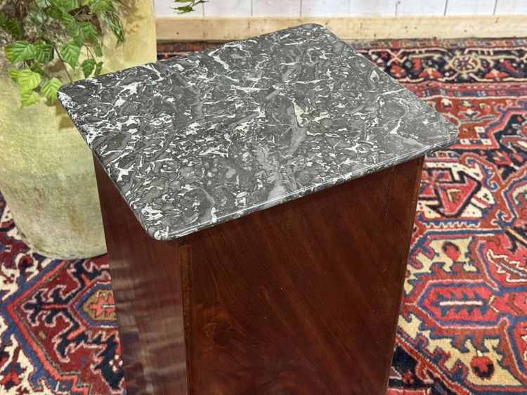 Comodino del XIX secolo in mogano con piano in marmo grigio 