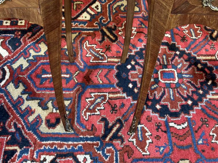 Coppia di comodini in stile Luigi XV in palissandro, rovere e piano in marmo degli anni '60