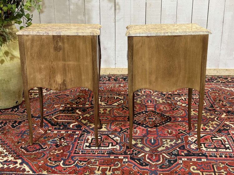 Coppia di comodini in stile Luigi XV in palissandro, rovere e piano in marmo degli anni '60