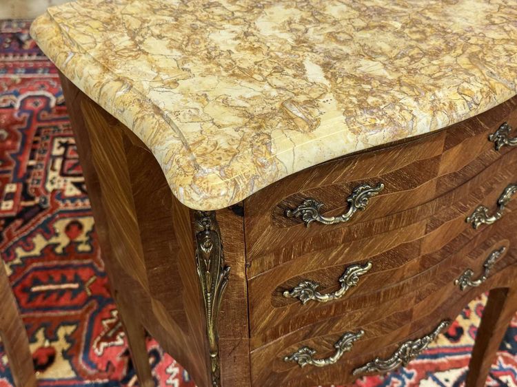 Coppia di comodini in stile Luigi XV in palissandro, rovere e piano in marmo degli anni '60