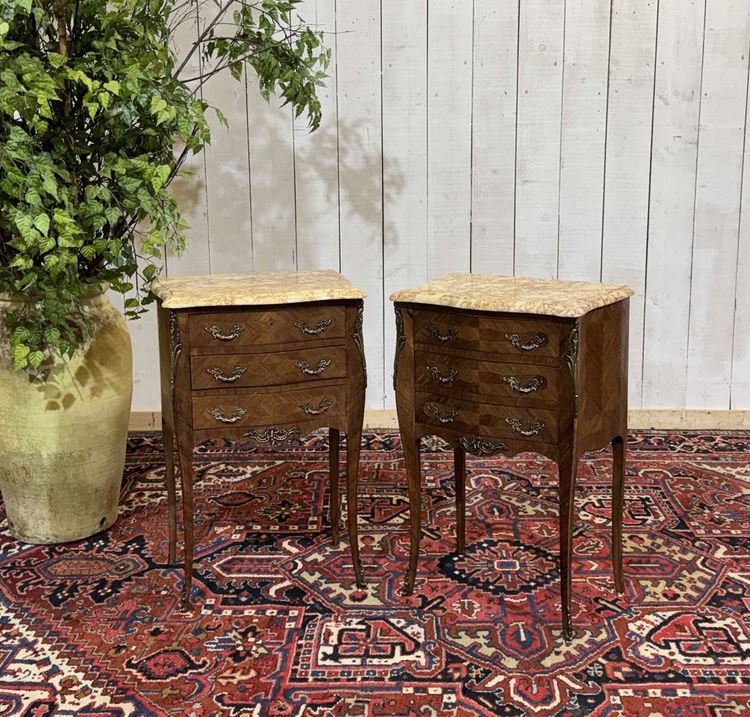 Coppia di comodini in stile Luigi XV in palissandro, rovere e piano in marmo degli anni '60