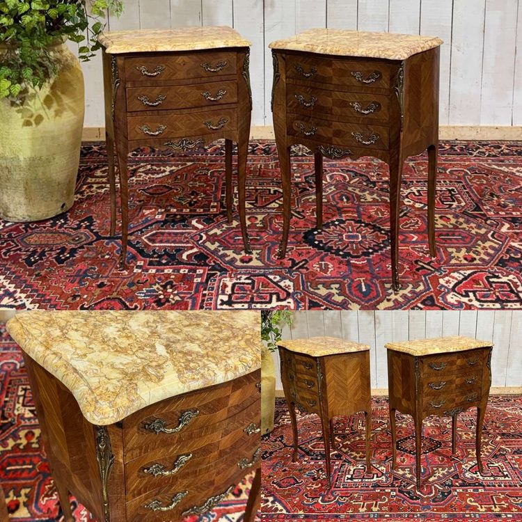 Coppia di comodini in stile Luigi XV in palissandro, rovere e piano in marmo degli anni '60