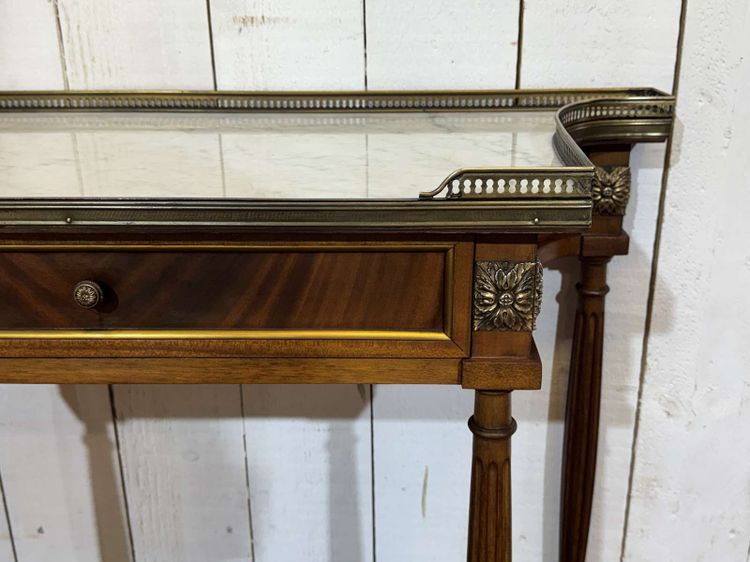 Consolle in mogano con piano in marmo bianco in stile Luigi XVI degli anni '60