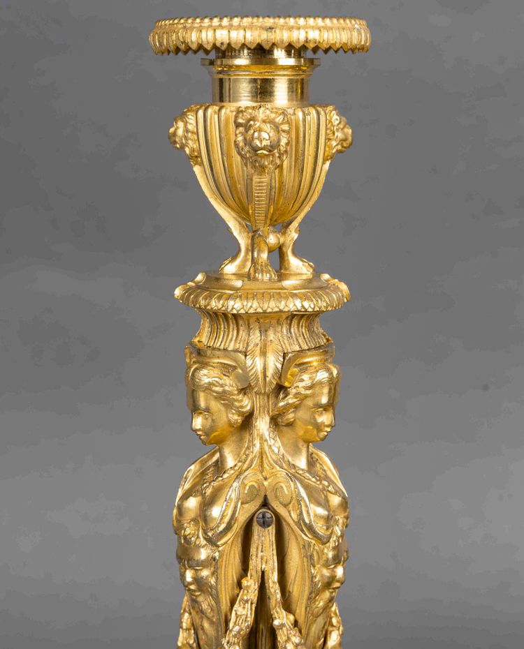 Paire de flambeaux en bronze doré de style Louis XVI, d’après Dugourc (1749–1825) et Rémond (1774)