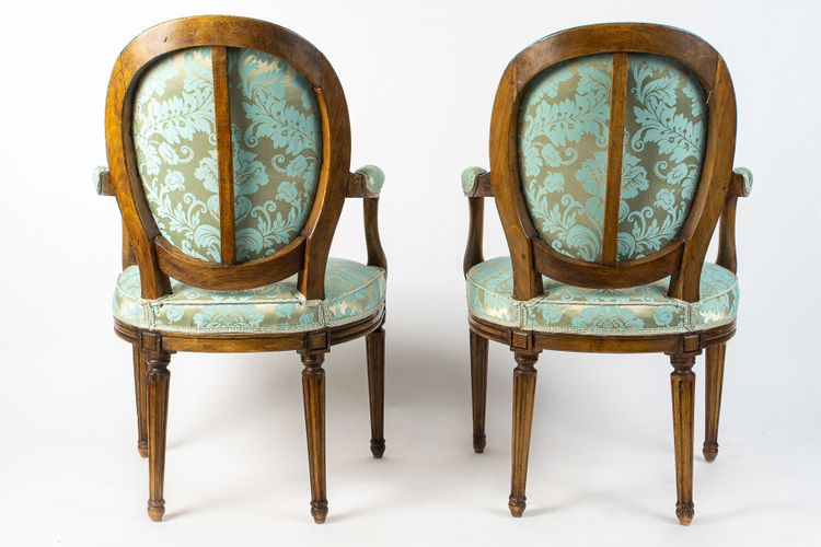Paire de Fauteuils Louis XVI à Dossiers Médaillons en Bois Naturel Mouluré et Sculpté