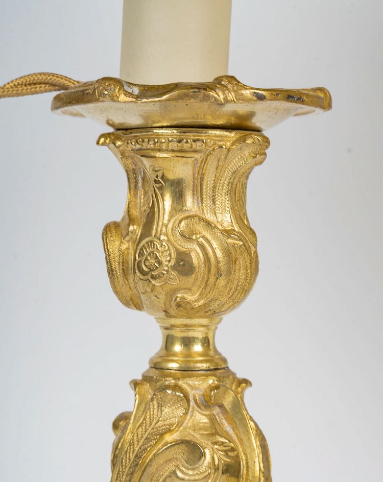 Paire de flambeaux en bronze doré style Rocaille, montée en lampes, Palais Ducal de Nevers vers 1820