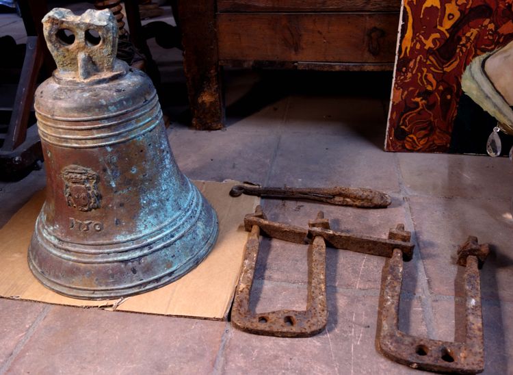 Bronzeglocke mit dem Wappen der Markgrafen, datiert 1750