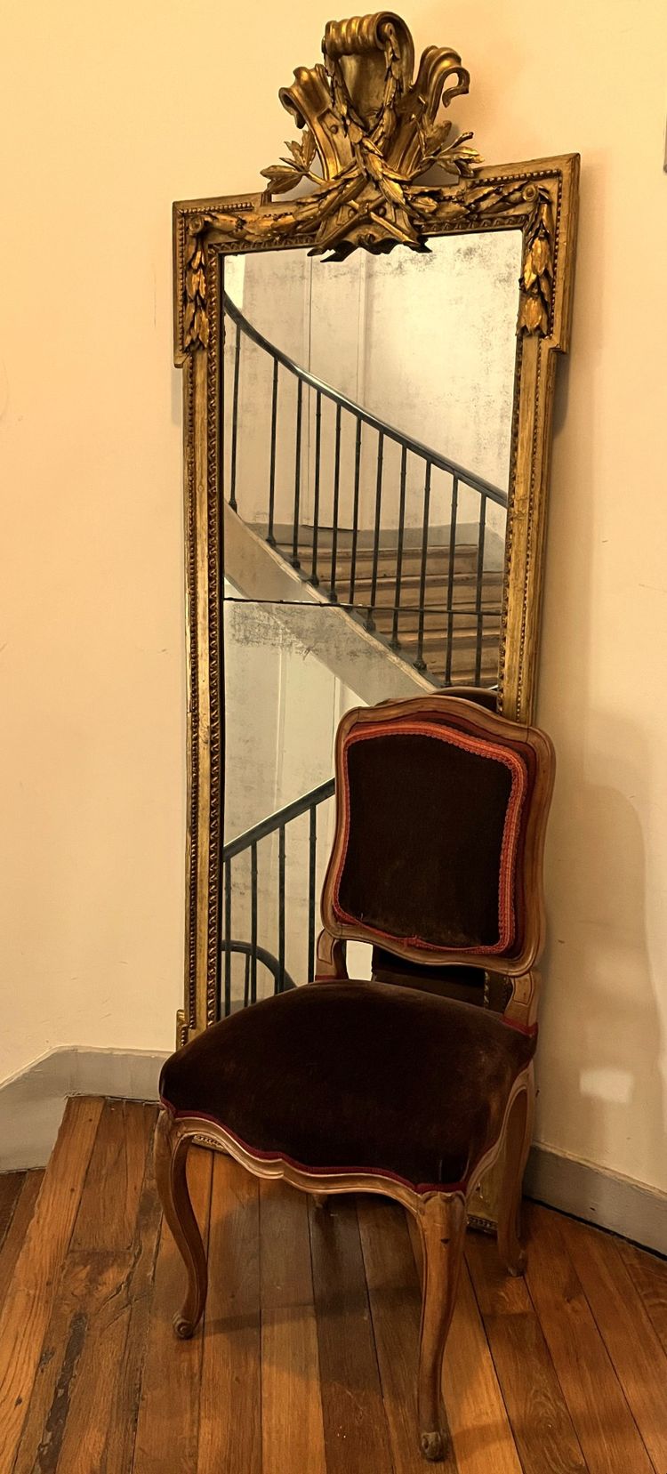 Importante specchio a frontone, epoca Luigi XVI (altezza 192 cm)